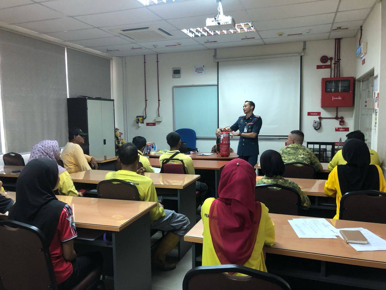 LATIHAN PENGUNGSIAN BANGUNAN KEPADA KAKITANGAN ABPMWU DAN LATIHAN ALAT PEMADAM API DAN BANTUAN AWAL PERNAFASAN (CPR)